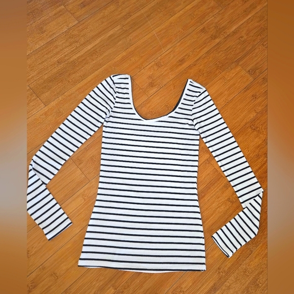 NOLLIE WOMEN'S XS WHITE W/BLACK STRIPES. EXCELLENT CONDITION. MEASUREMENTS. - Picture 1 of 12